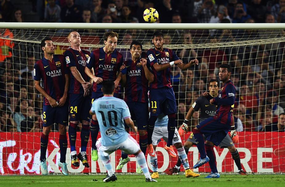 Busquet, Mathieu, Rakitic, Suarez e Neymar saltano in barriera per ostacolare il calcio di punizione di Dolito